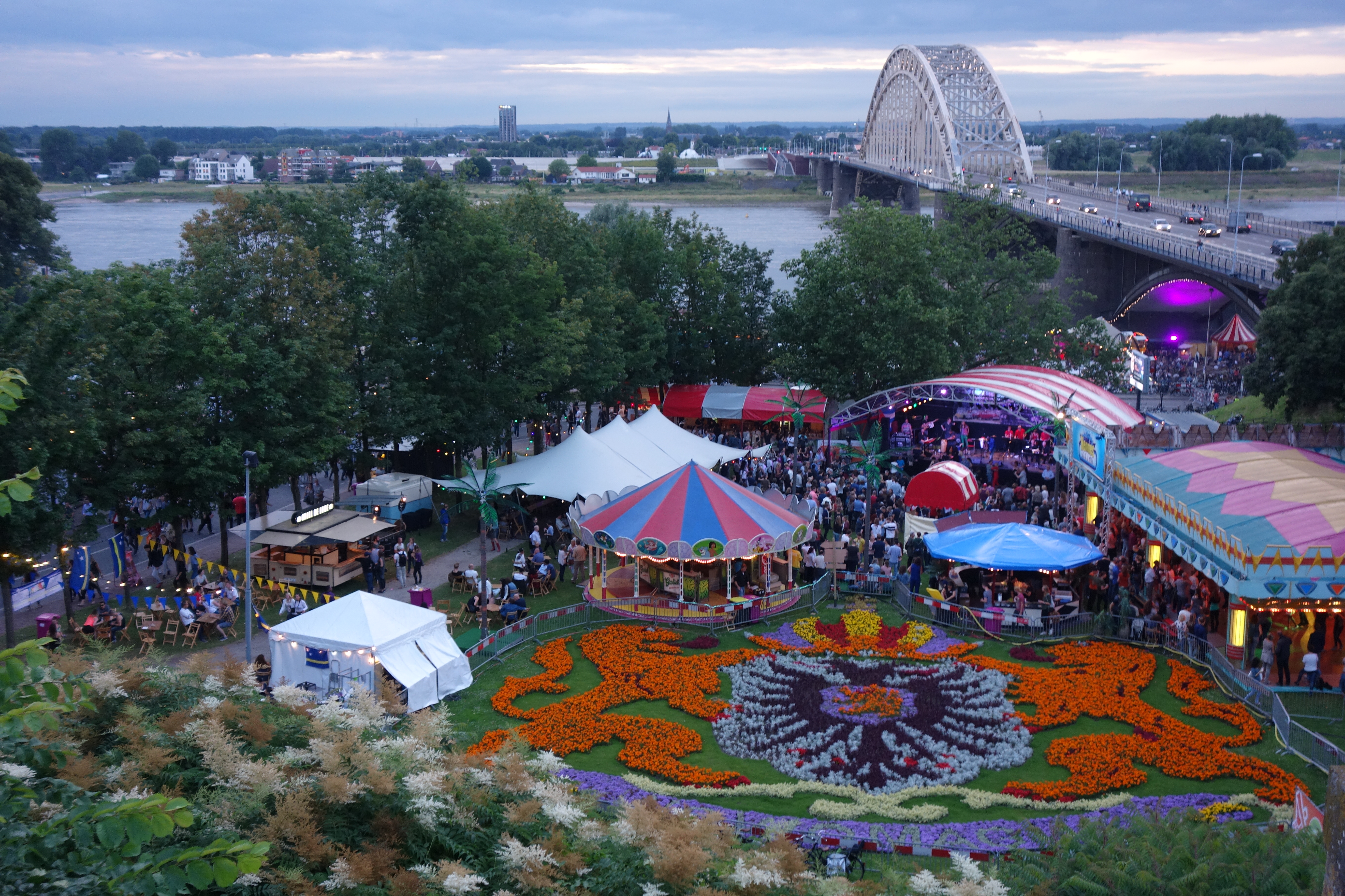 Waalbrug tijdens Vierdaagsefeesten